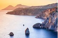 Immagine di 2025 | Sicilia - Eolie | Crociera cabin charter in catamarano | da giugno a settembre