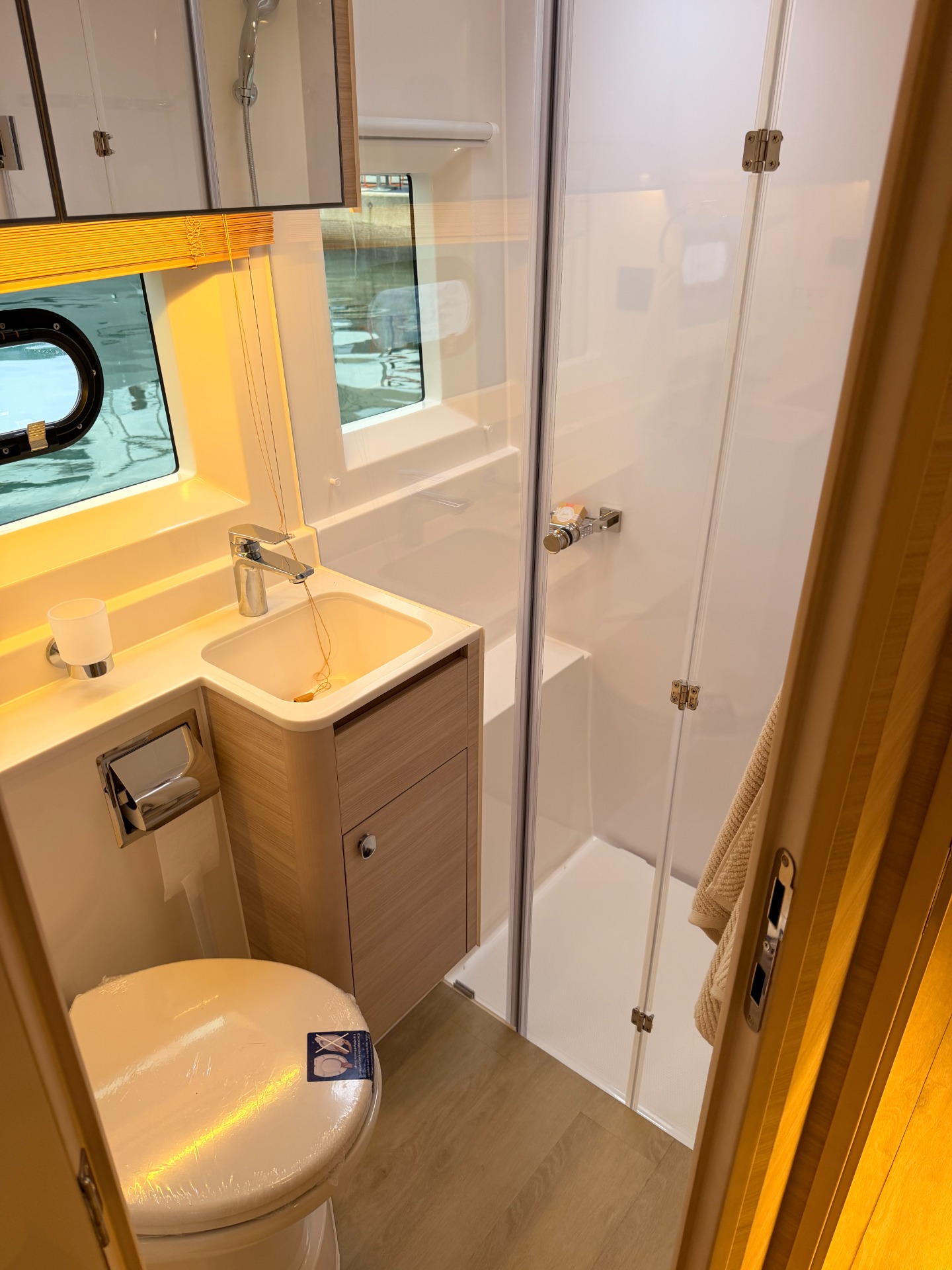 Aquila 45 Sail — bagno con WC e doccia
