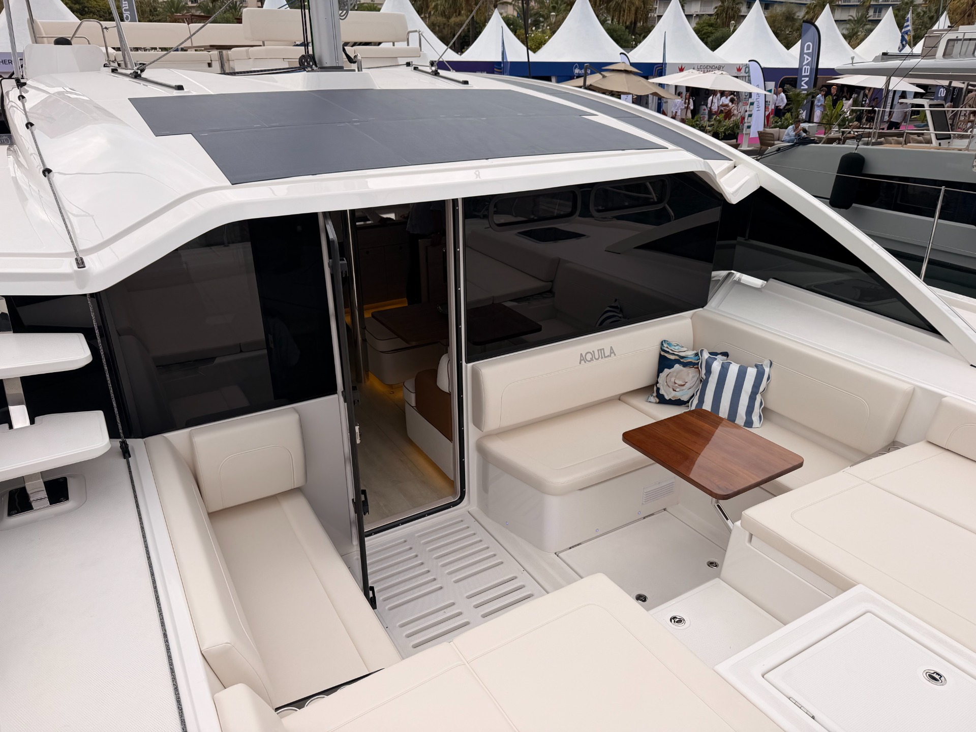 Aquila 45 Sail — pozzetto di poppa con pannelli solari