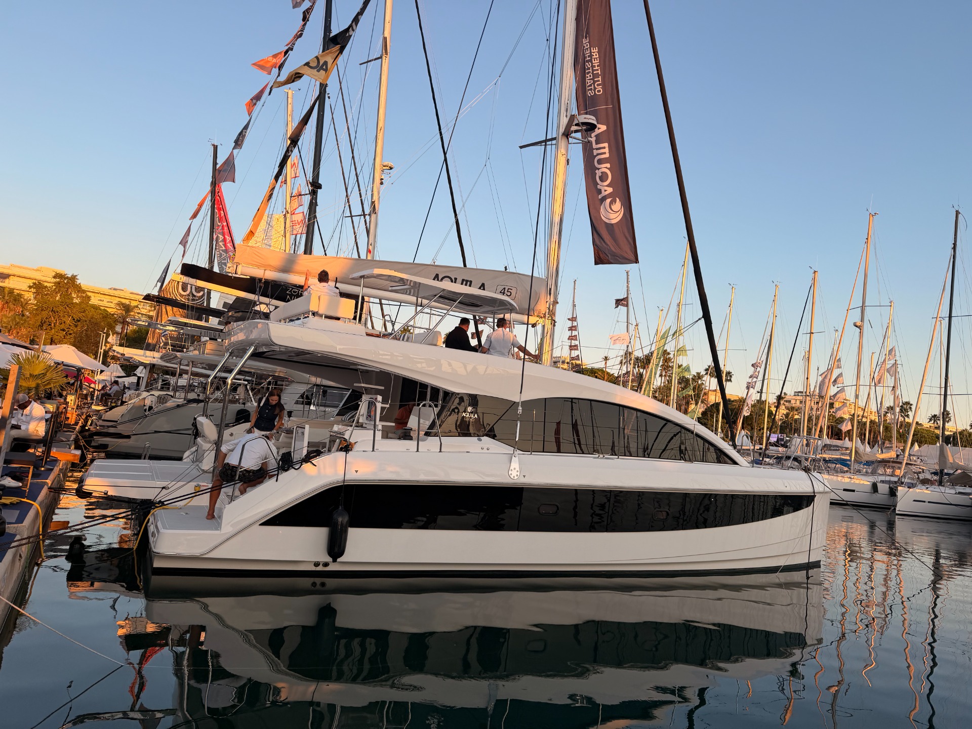 Aquila 45 Sail — vista laterale in banchina al Cannes Yachting Festival