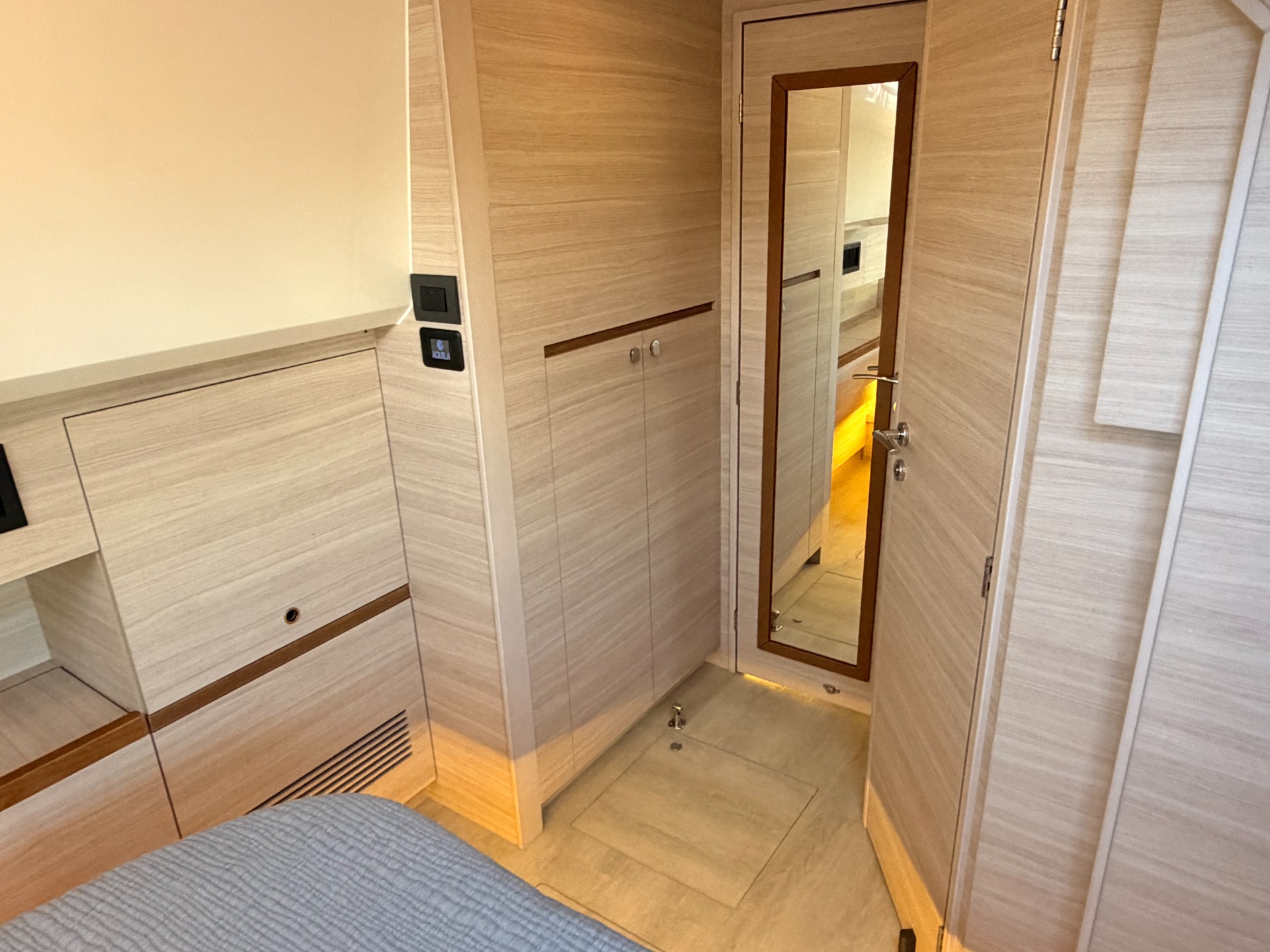 Aquila 45 Sail — corridoio con porta a specchio