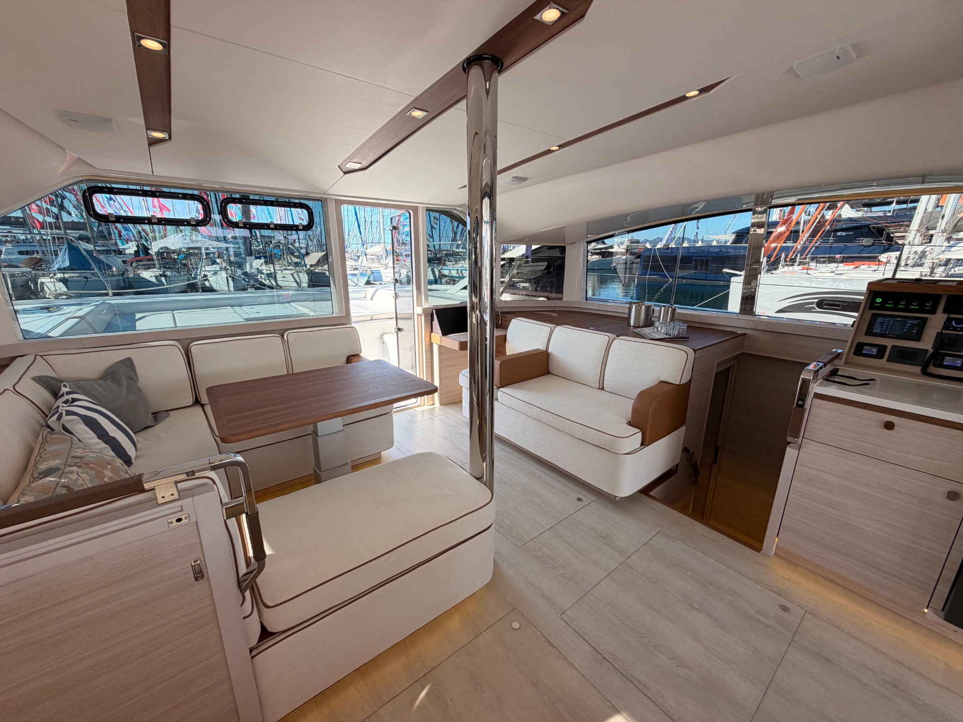 Aquila 45 Sail — salone con divani vista I