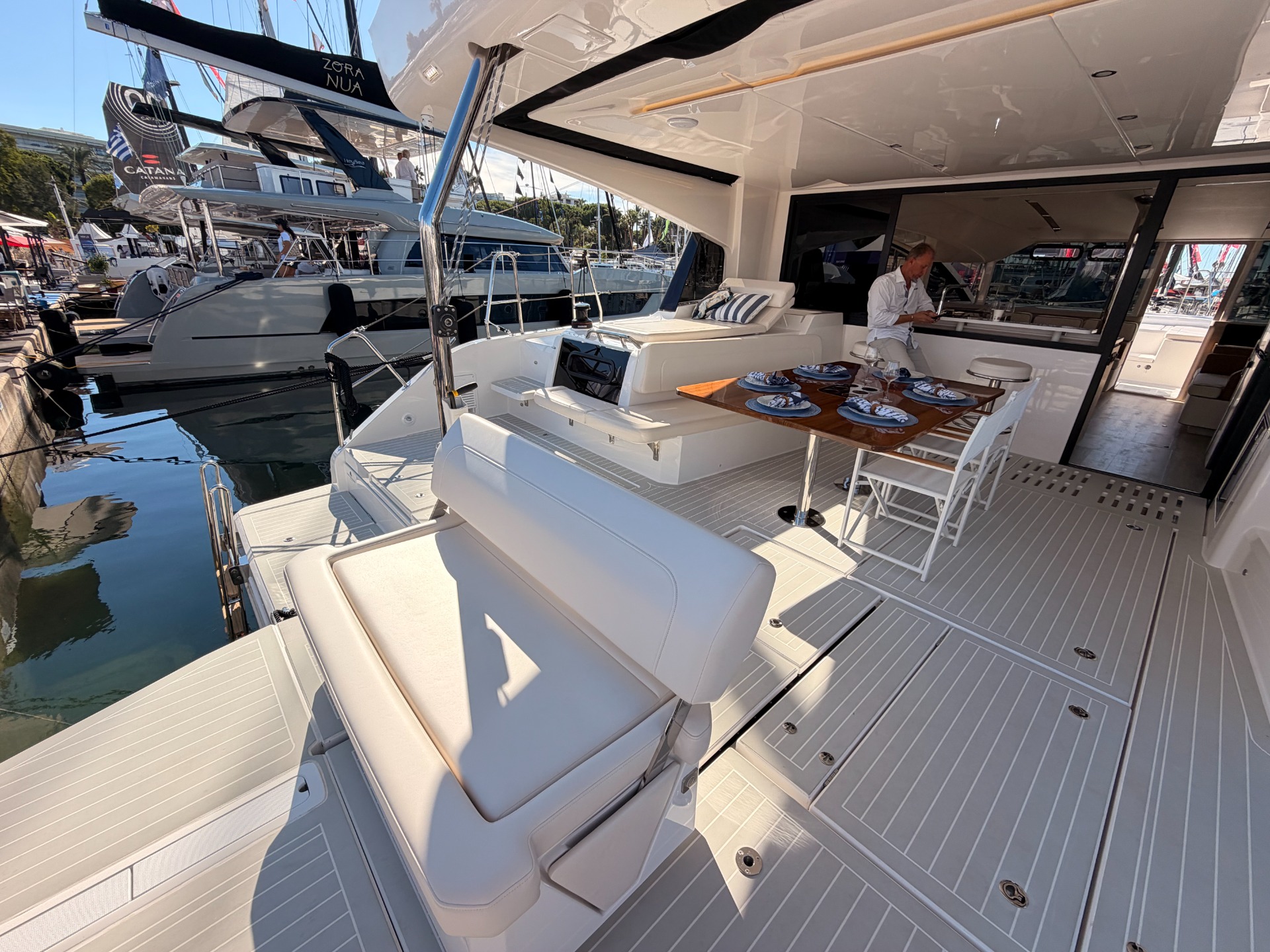 Aquila 45 Sail — salone con divani vista II