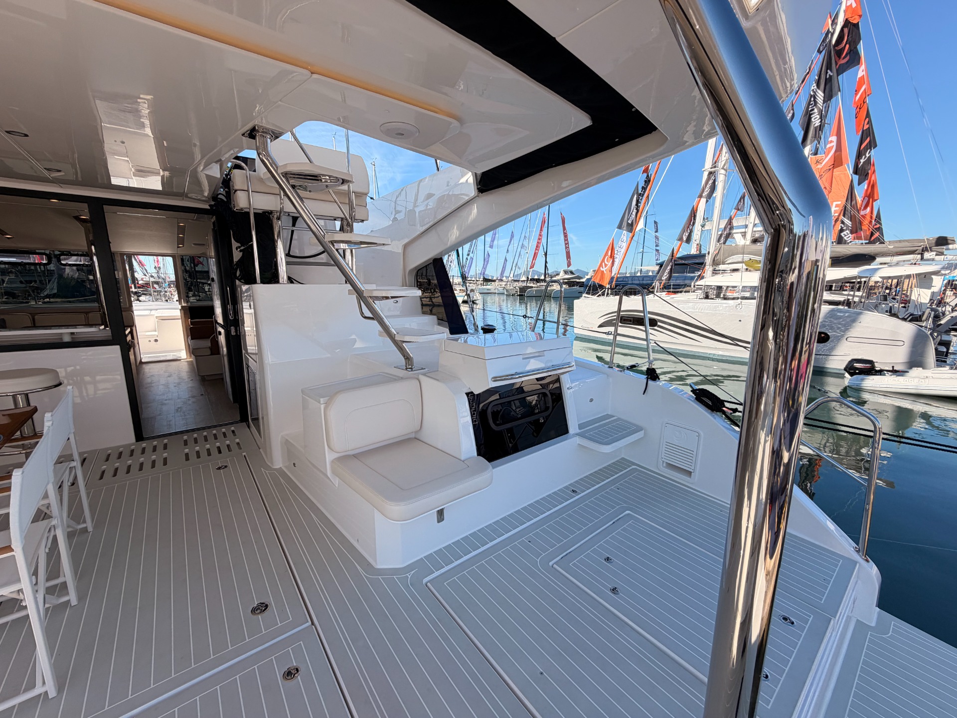 Aquila 45 Sail — salone e accesso al pozzetto