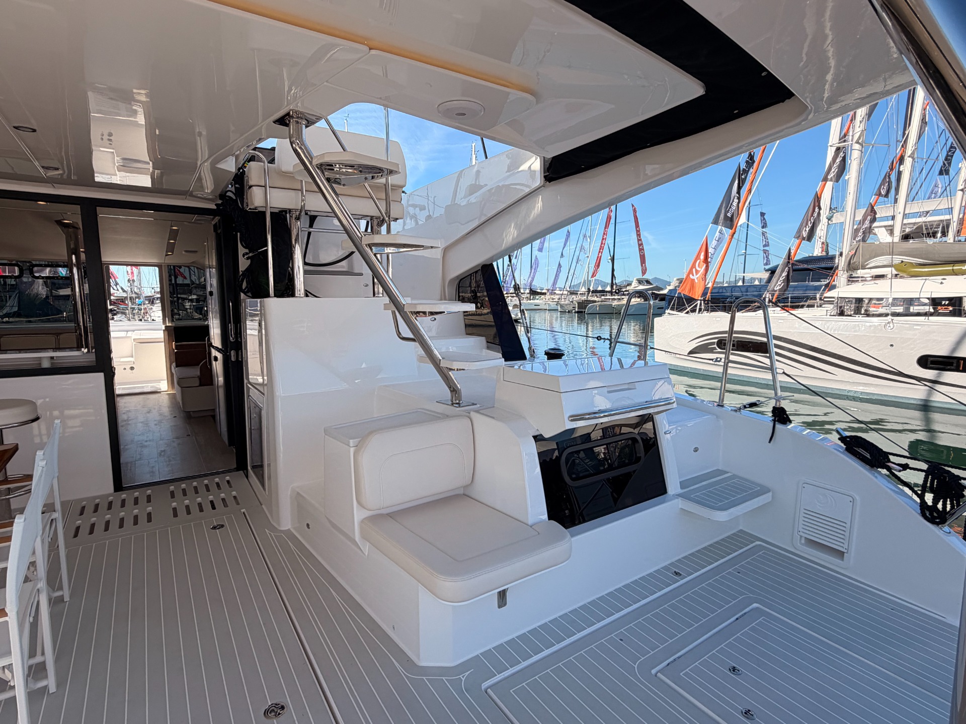 Aquila 45 Sail — pozzetto di prua con tavolo vista I