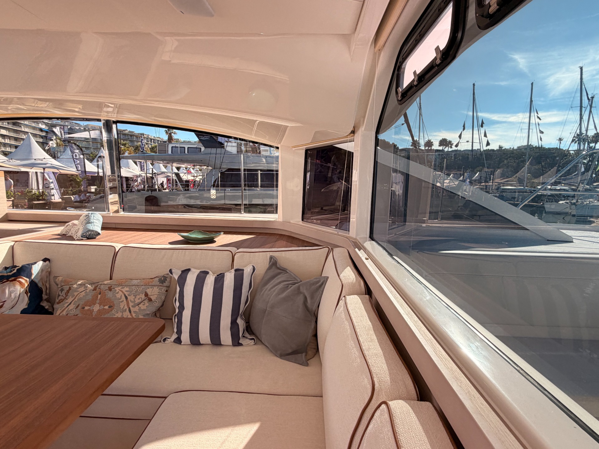 Aquila 45 Sail — pozzetto di poppa e passavanti