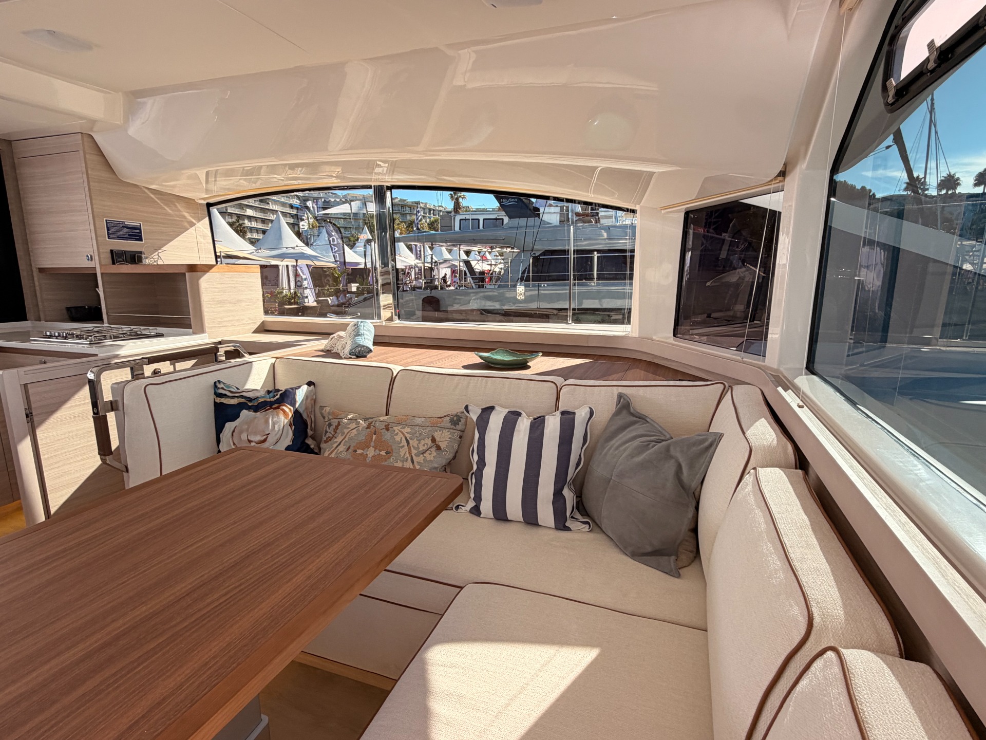 Aquila 45 Sail — pozzetto di poppa con hard-top
