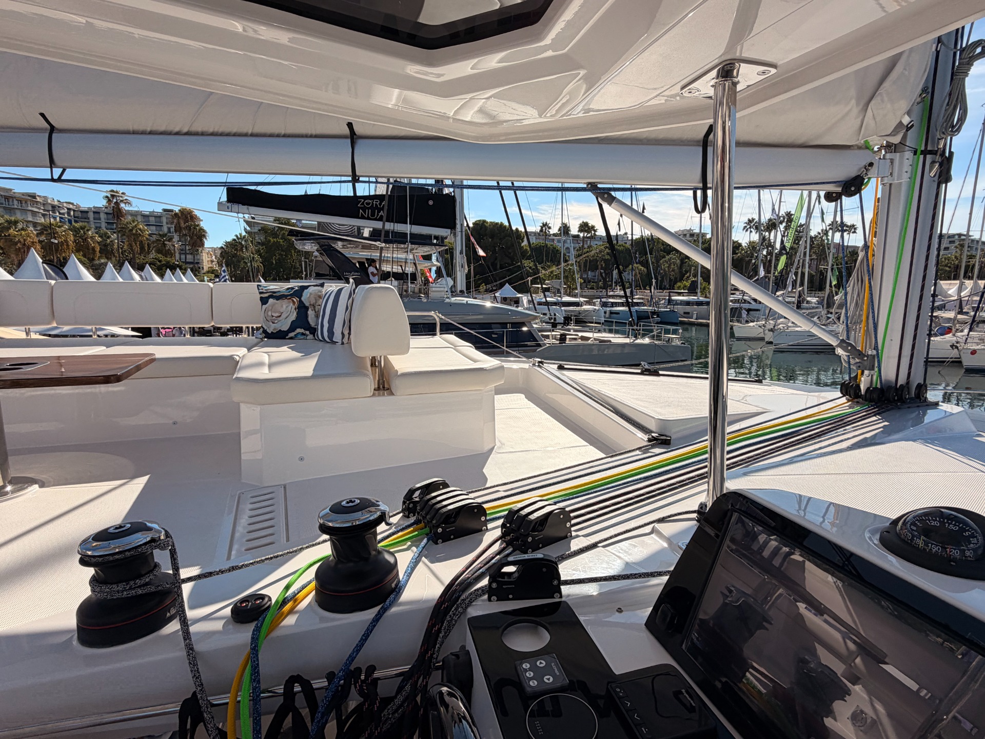 Aquila 45 Sail — flybridge living di poppa