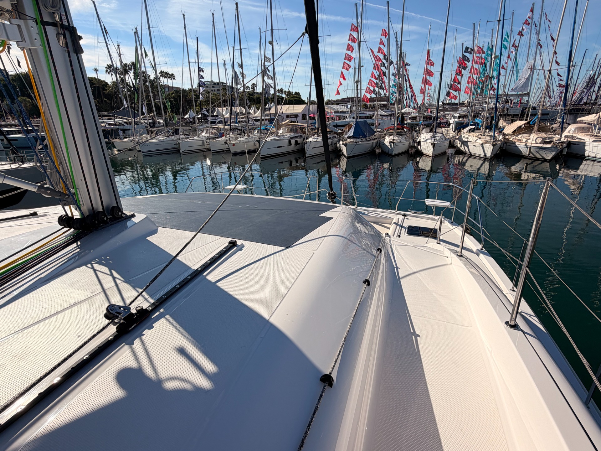 Aquila 45 Sail — salone con divani e tavolo