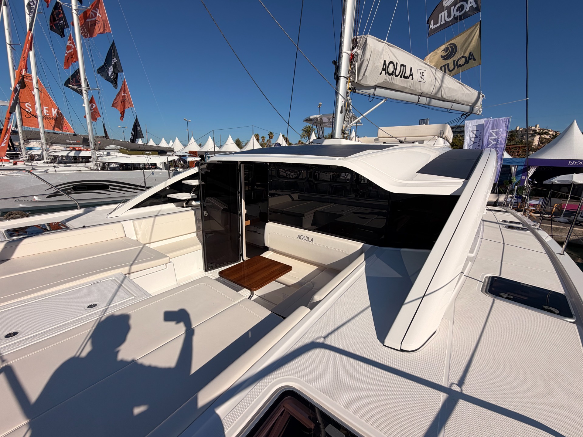 Aquila 45 Sail — salone e zona pranzo