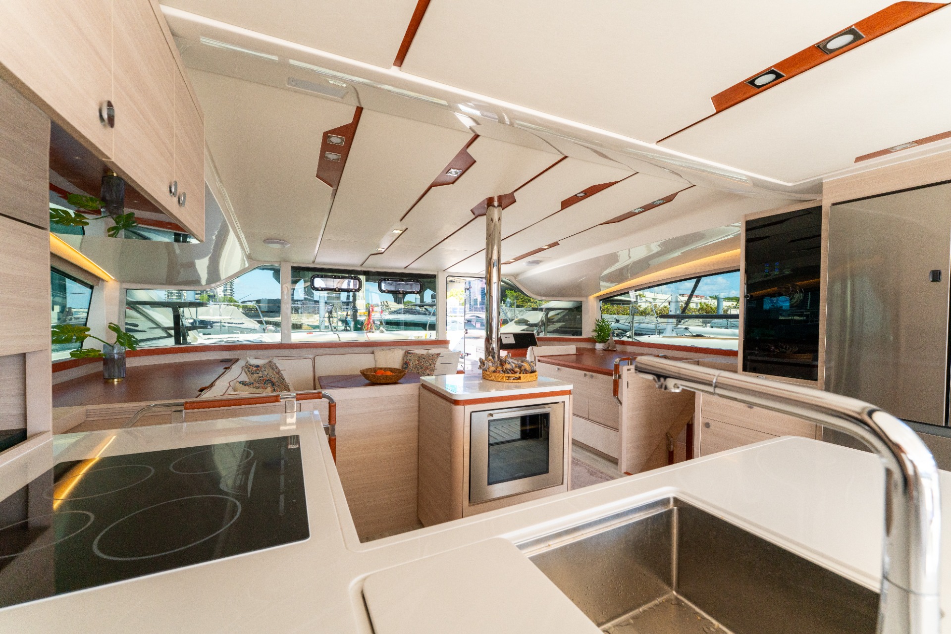 Aquila 50 Sail — salone e cucina I