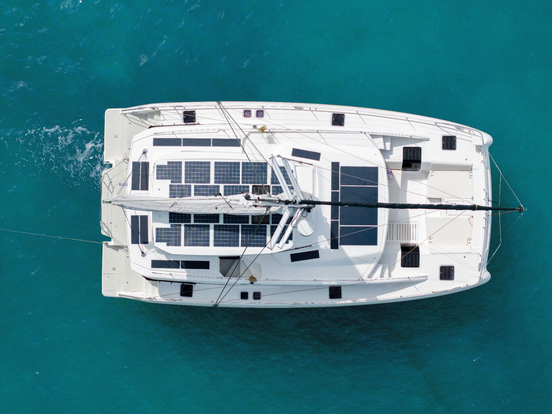 Aquila 50 Sail — vista drone da fermo