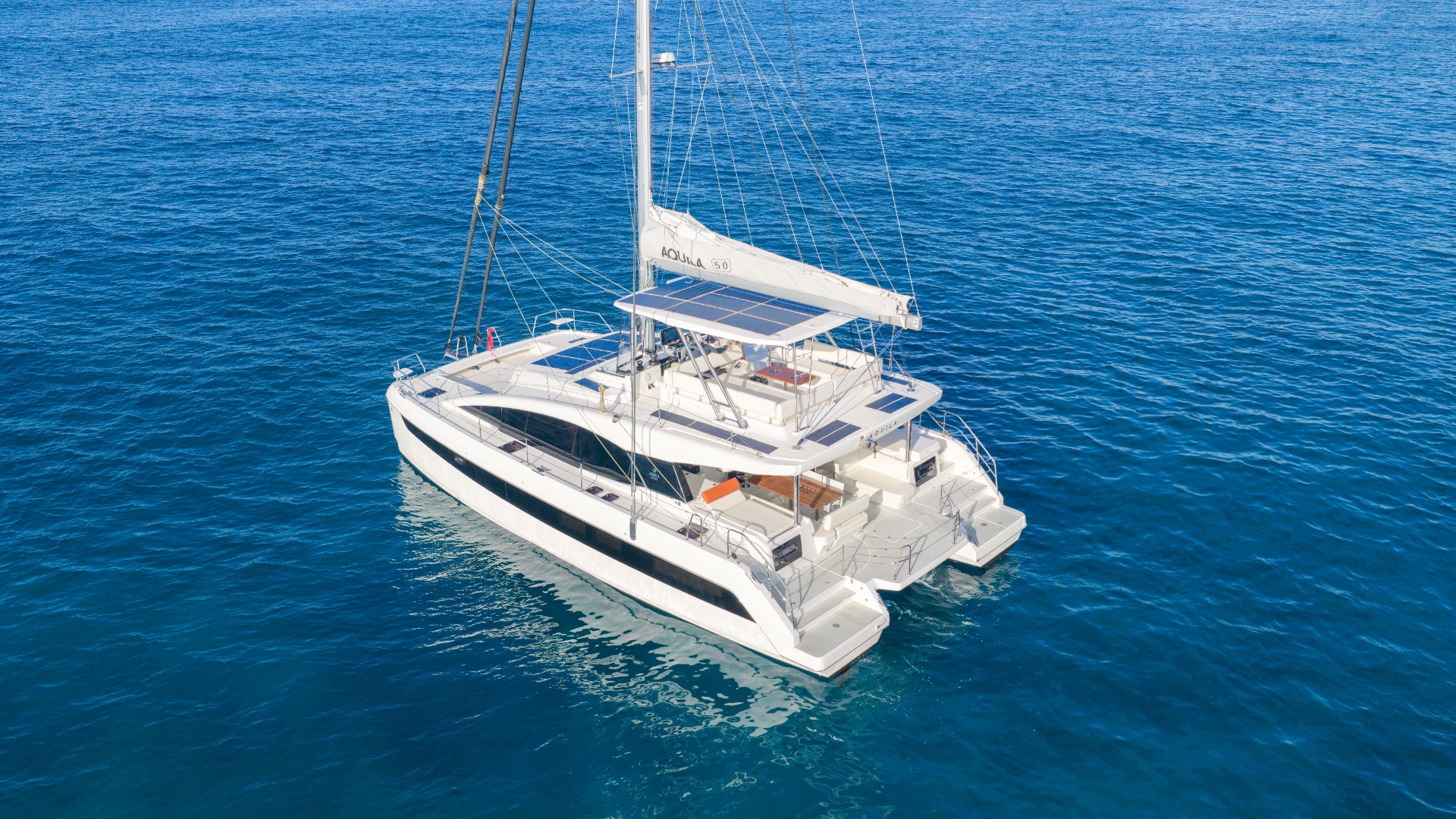 Aquila 50 Sail — vele ammainate