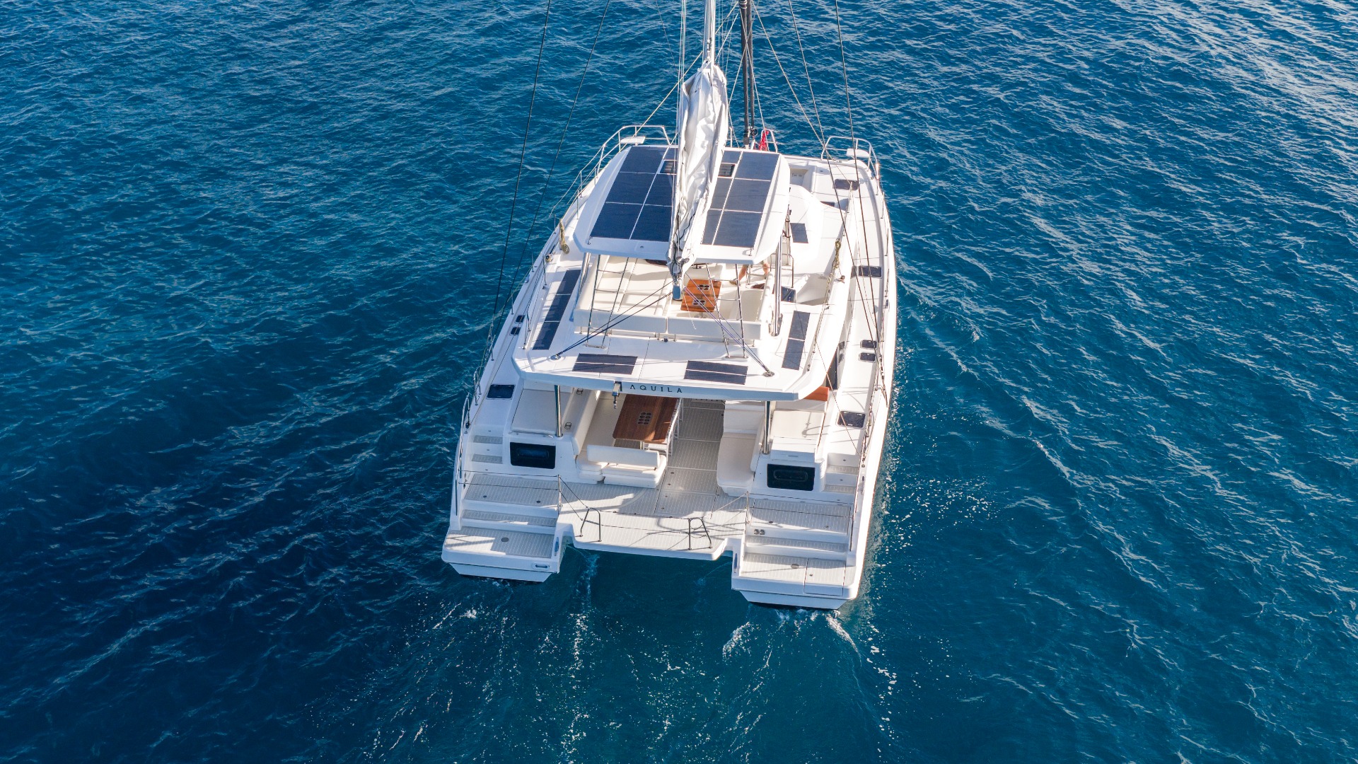 Aquila 50 Sail — navigazione con vele ammainate